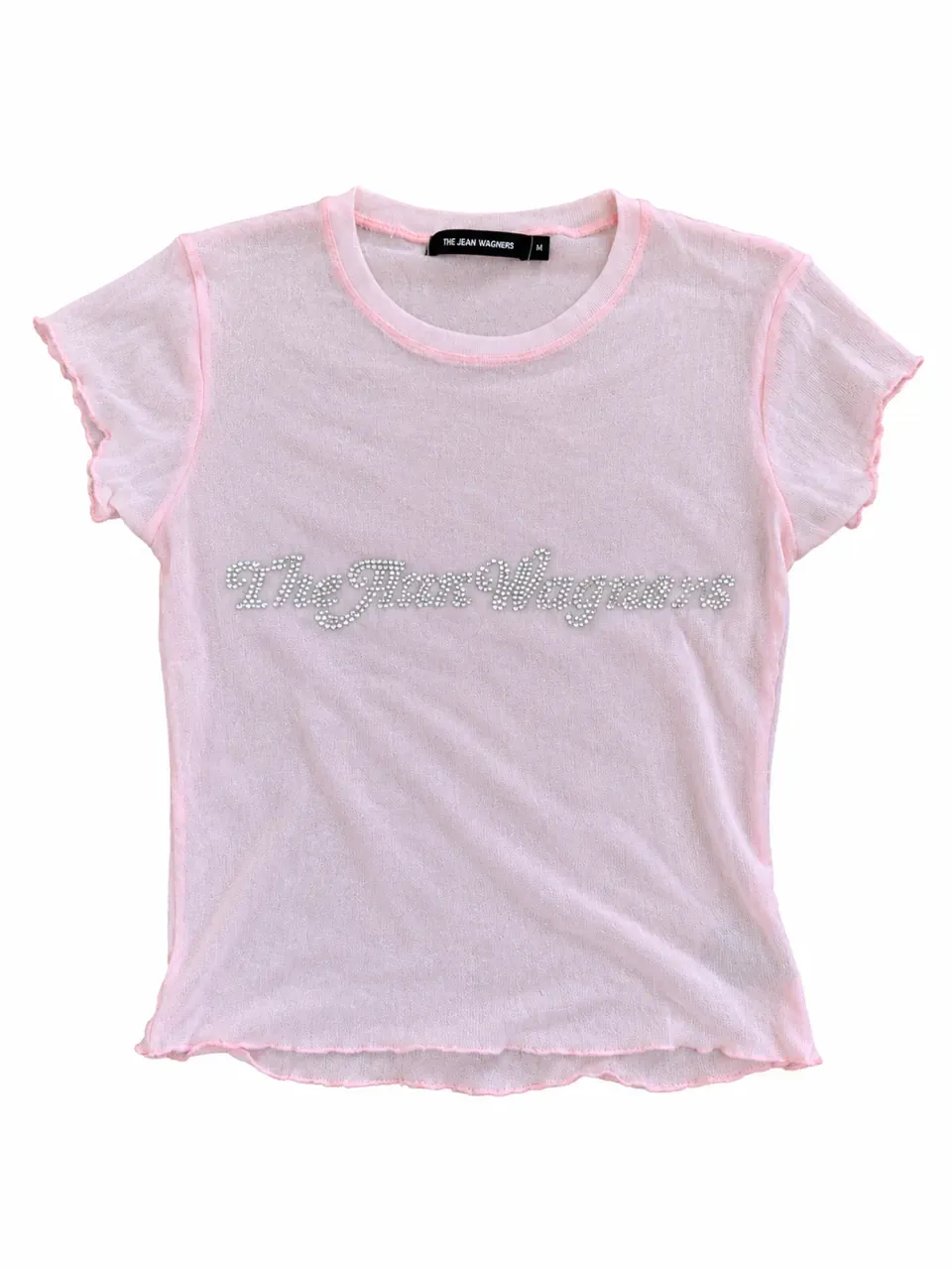 Remera rosa transparente de manga corta con un logo escrito en strass plateado en el frente